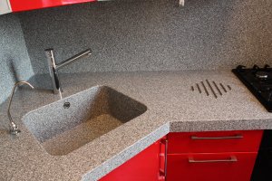 Столешницы выполнены из искусственного камня